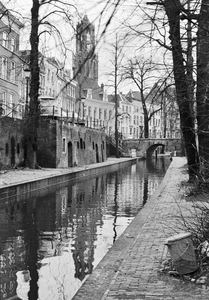 835205 Gezicht vanaf de werf langs de Nieuwegracht te Utrecht op de Domtoren; op de achtergrond de Paulusbrug.